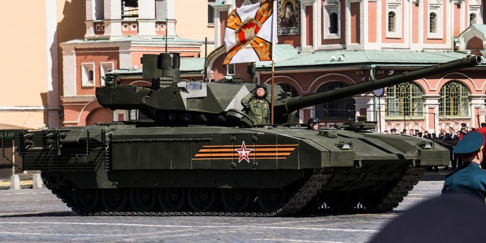 Sức mạnh “bất khả chiến bại” của siêu xe tăng Nga Armata T-14 - 1
Xe tăng Armata T-14 do công ty cơ khí Uralvagonzavod của Nga chế tạo. Nó chính thức được giới thiệu tới công chúng nhân dịp lễ duyệt binh Ngày chiến thắng năm 2015. T-14 được trang bị động cơ diesel tăng áp A-85-3A với công suất 1.200 mã lực và có tốc độ tối đa 88,5 km/h. (Ảnh: Reuters)