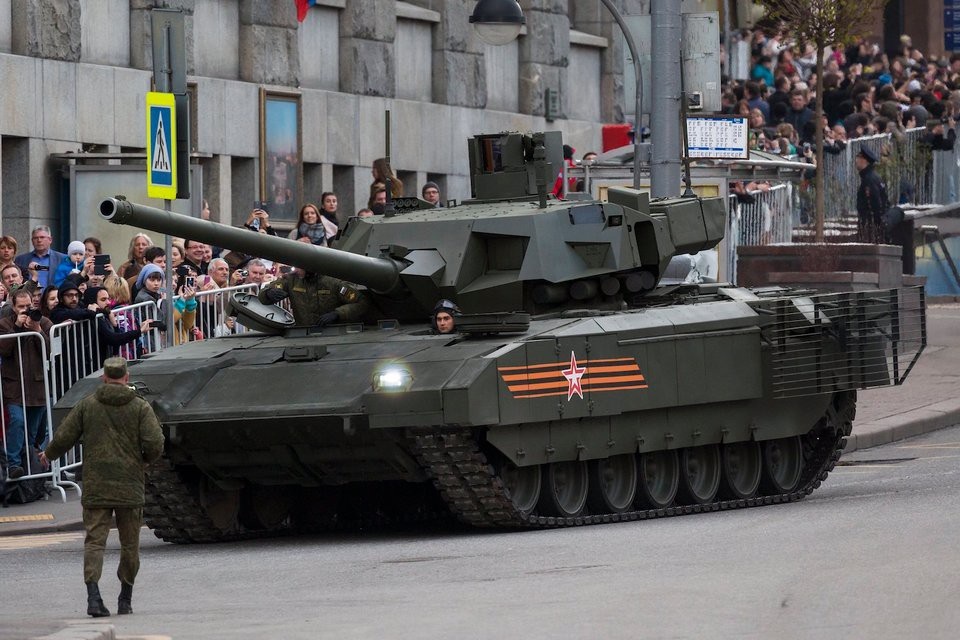 Sức mạnh “bất khả chiến bại” của siêu xe tăng Nga Armata T-14 - 6 T-14 còn được trang bị hệ thống phòng thủ Afghanit, gồm các radar và hệ thống phòng thủ, có khả năng phát hiện và tiêu diệt các tên lửa dẫn đường, súng chống tăng tấn công T-14. Ngoài ra, T-14 còn được trang bị lớp giáp phản ứng nổ (ERA) Malachit, có thể giảm 50% khả năng xuyên phá của đạn chống tăng hiện tại. (Ảnh: Getty)