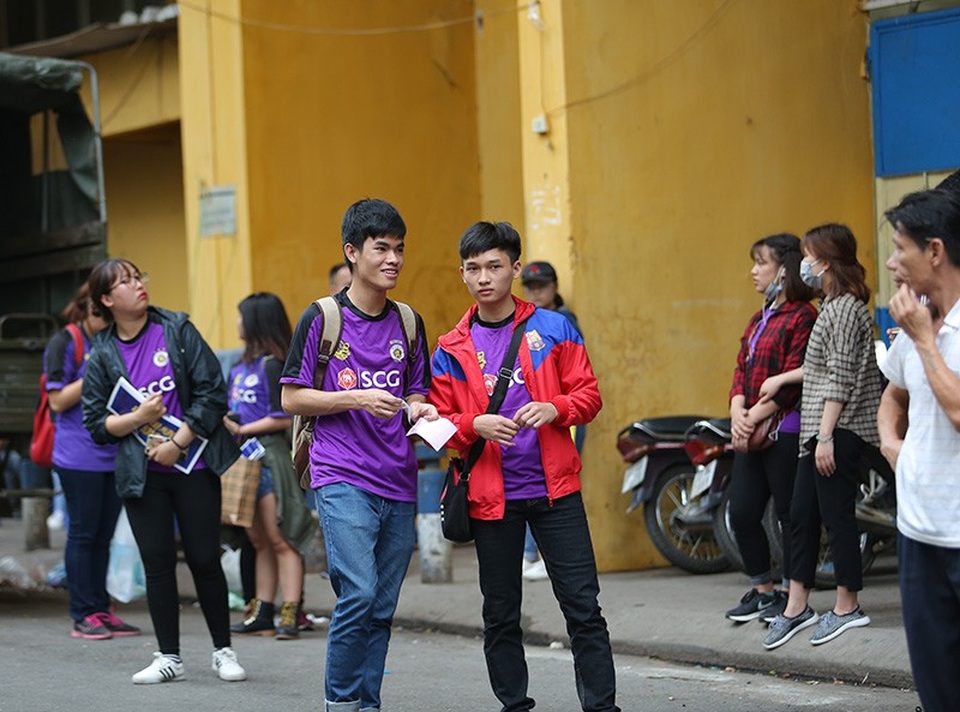 Phe vé nhộn nhịp, hét giá trận Hà Nội - HA Gia Lai - 6
Hai bạn trẻ đến từ khá sớm, để cổ vũ cho Quang Hải và CLB Hà Nội