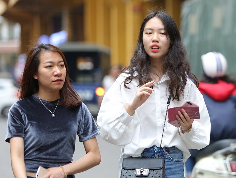 Phe vé nhộn nhịp, hét giá trận Hà Nội - HA Gia Lai - 5
Nhiều bạn gái muốn vào sân để chứng kiến các ngôi sao U23 Việt Nam thi đấu