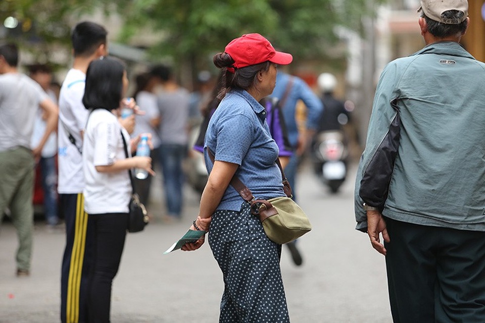 Phe vé nhộn nhịp, hét giá trận Hà Nội - HA Gia Lai - 4
Một phe vé đang hoạt động ở trên đường Trịnh Hoài Đức