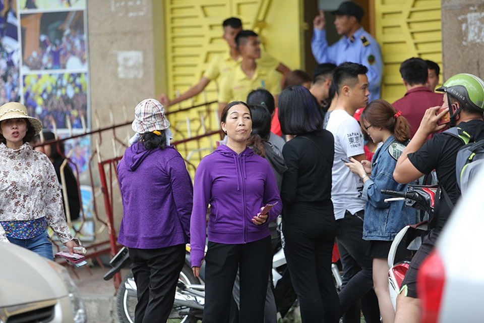 Phe vé nhộn nhịp, hét giá trận Hà Nội - HA Gia Lai - 2
Các phe vé hoạt động năng nổ, điều hiếm thấy nhiều năm qua ở V-League