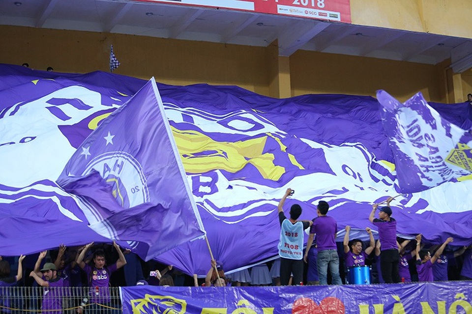CĐV Hà Nội, HA Gia Lai cuồng nhiệt cổ vũ ngôi sao U23 Việt Nam - 6
HA Gia Lai và Hà Nội đá bù trận đấu ở vòng 4 Nuti Cafe V-League 2018, bị hoãn vào tháng trước