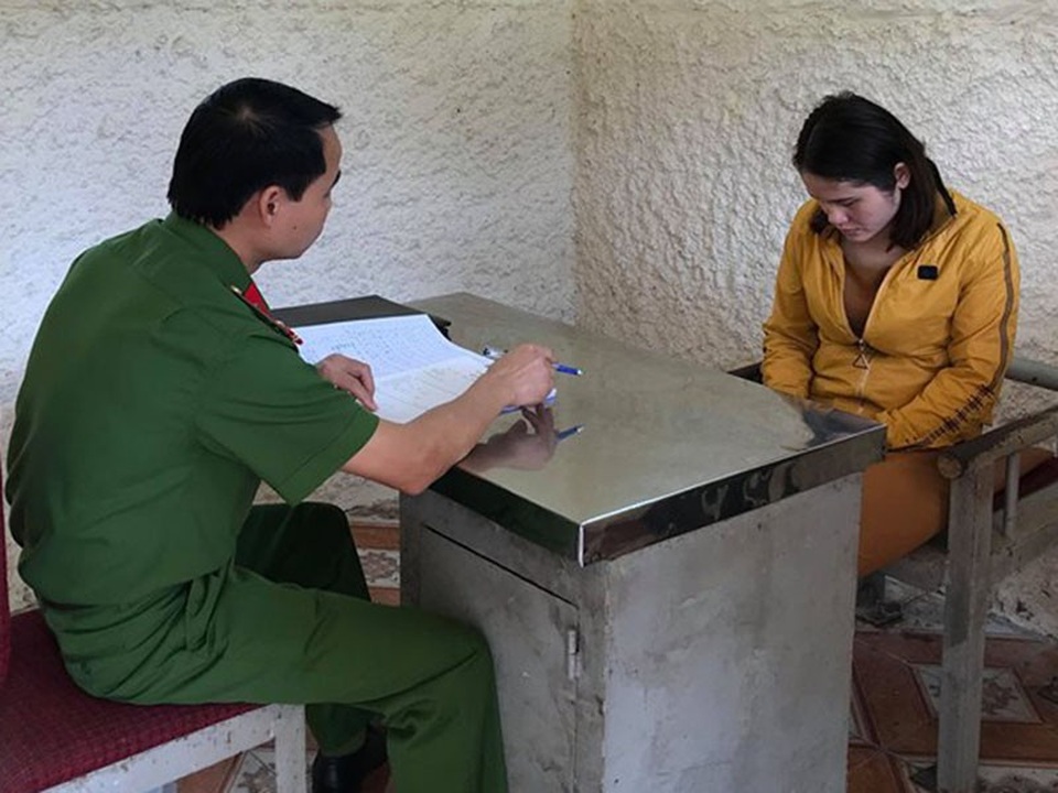 Vờ quen lãnh đạo để xin việc, "nữ quái" chiếm đoạt của người dân 5 tỷ đồng - 1 Đối tượng Oanh tại cơ quan điều tra