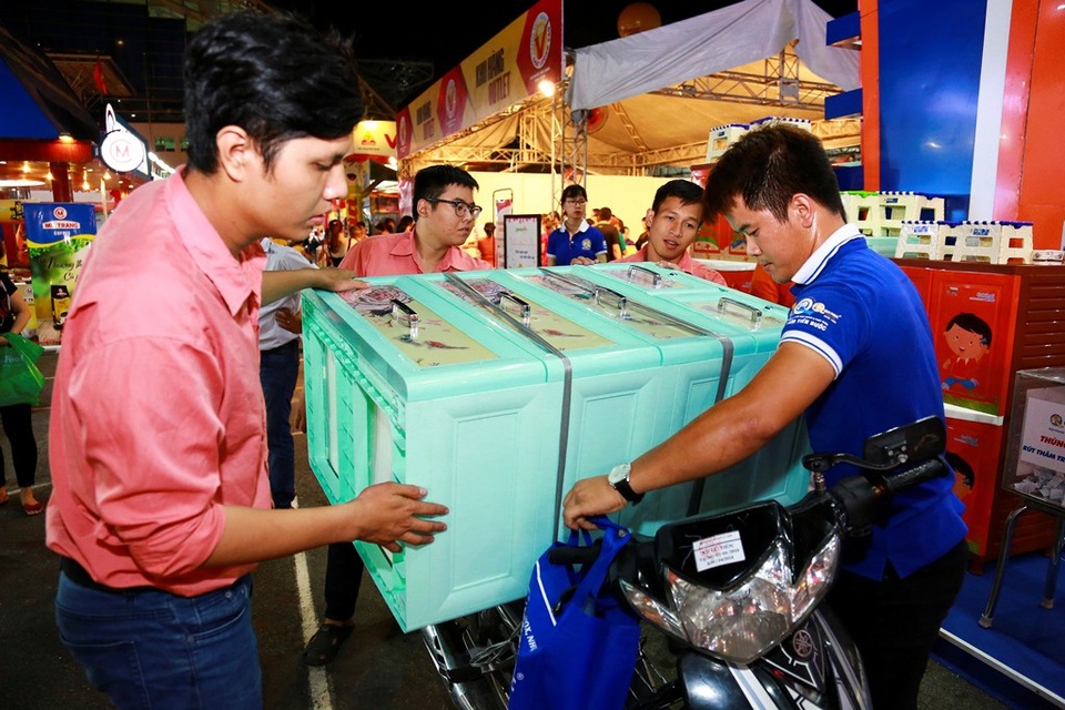 "Mướt mồ hôi" chơi trò ném bóng vào... ngăn tủ - 10 Trong thời gian tới, đơn vị cũng sẽ tiếp tục đồng hành và tham gia các hội chợ, các chương trình xúc tiến thương mại như: Hội chợ HVNCLC, Hội chợ Tôn Vinh Hàng Việt, phiên chợ Hàng Việt Về Nông Thôn (HVVNT),… phục vụ người tiêu dùng khắp các tỉnh/ thành trên cả nước.
