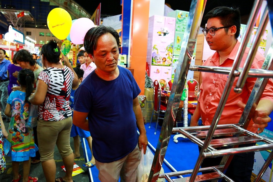 "Mướt mồ hôi" chơi trò ném bóng vào... ngăn tủ - 11 Trong năm nay, theo như ông Nguyên cho biết thì Qui Phúc vẫn sẽ tiếp tục tích cực và chủ động tham gia các hoạt động, các chương trình người Việt ưu tiên dùng hàng Việt như: hội chợ hàng Việt Nam chất lượng cao, hội chợ Tôn vinh hàng Việt, các phiên chợ hàng Việt về nông thôn,…nhằm mang những sản phẩm chất lượng đến gần hơn với người tiêu dùng, đặc biệt là bà con ở vùng sâu, vùng xa.