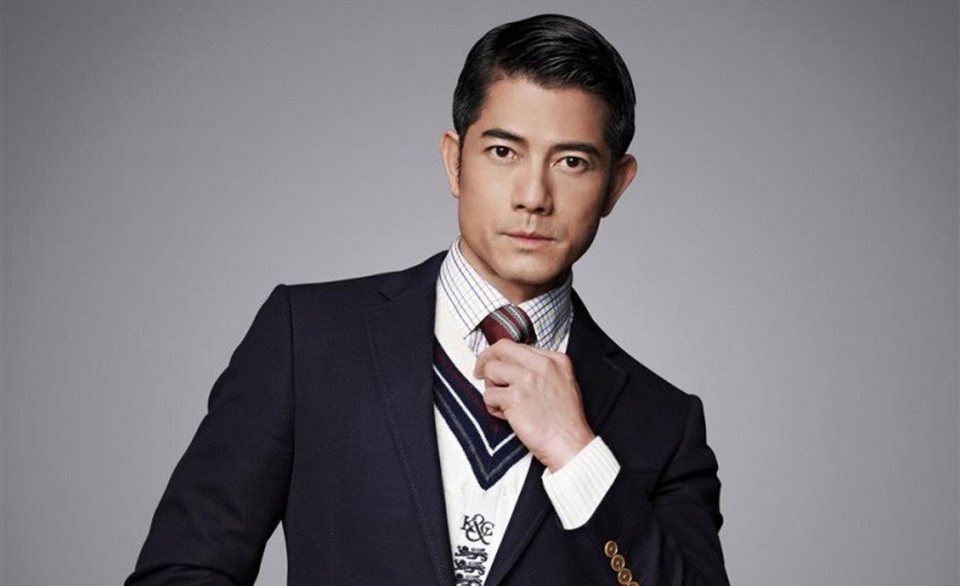 Bất ngờ với nghề kiếm sống của sao Hoa ngữ trước khi nổi tiếng - 8 Nam ca sĩ - diễn viên Quách Phú Thành (52 tuổi) từng là nhân viên sửa điều hòa.