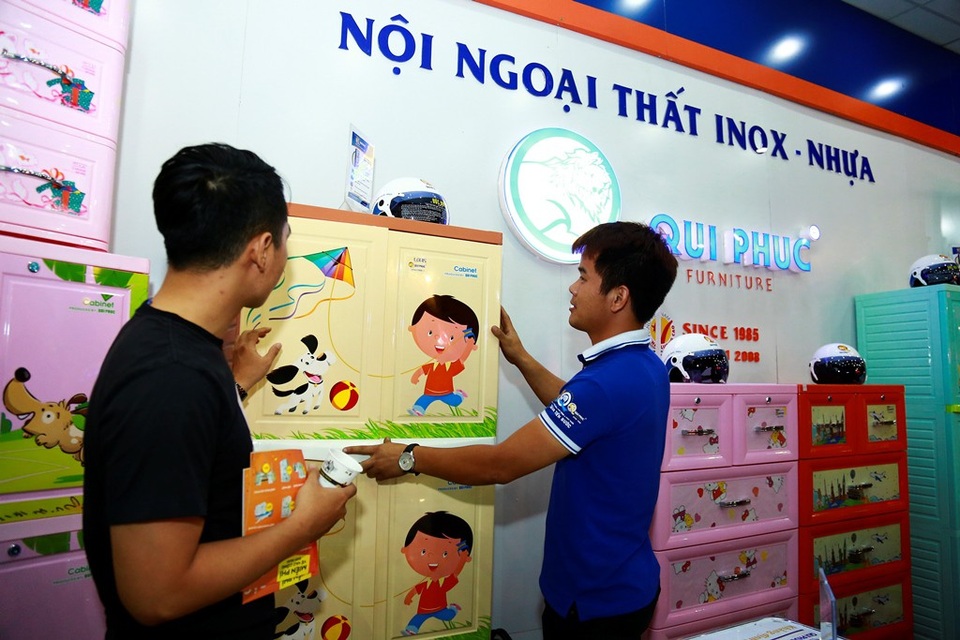"Mướt mồ hôi" chơi trò ném bóng vào... ngăn tủ - 1 Qui Phúc giảm giá mạnh gần 50% một số mặt hàng mới, đặc biệt là mua tủ nhựa tặng ngay nón báo hiểm cao cấp trị giá 290.000 vnđ