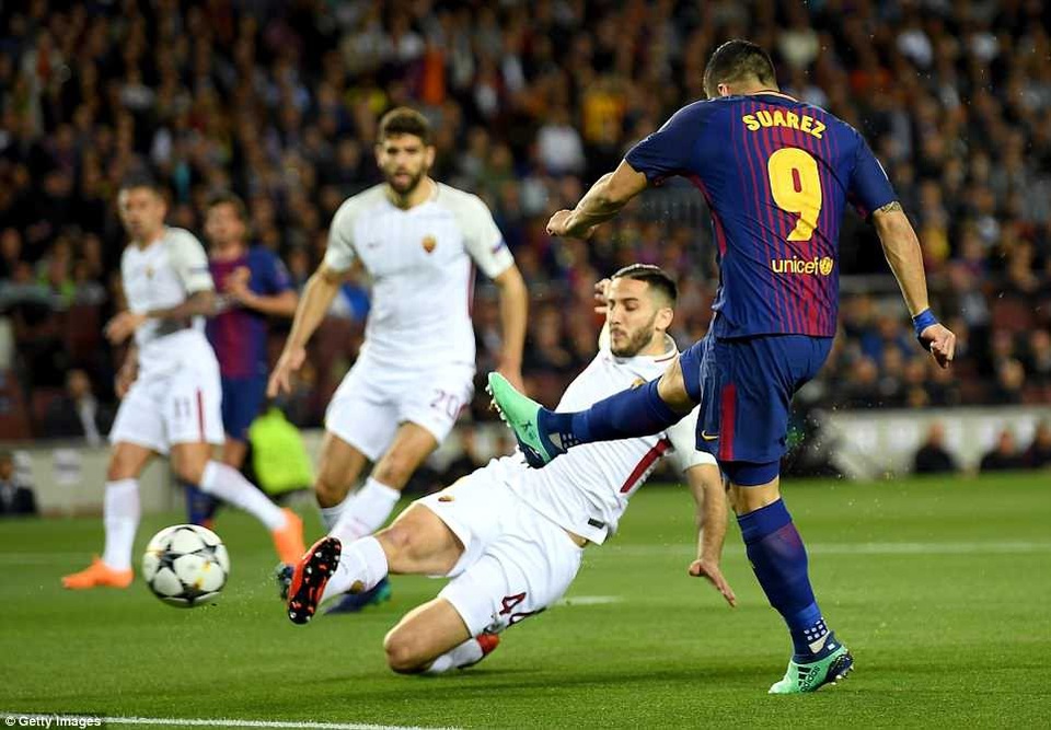 Những khoảnh khắc Barcelona “vùi dập” AS Roma tại Nou Camp - 26
Luis Suarez vẫn luôn khiến hàng thủ AS Roma điêu đứng với những pha dứt điểm chớp nhoáng