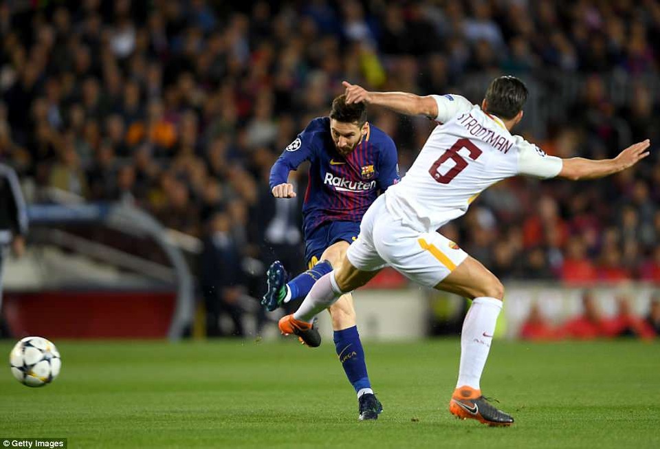 Những khoảnh khắc Barcelona “vùi dập” AS Roma tại Nou Camp - 25
Strootmann không thể ngăn chặn được tầm hoạt động rộng của Messi ở giữa sân