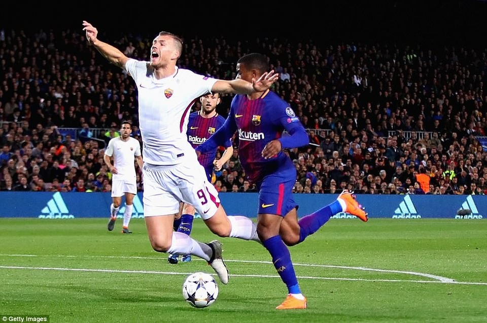 Những khoảnh khắc Barcelona “vùi dập” AS Roma tại Nou Camp - 24
...khi Dzeko bị Umtiti tác động và ngã trong vòng cấm ở phút 42