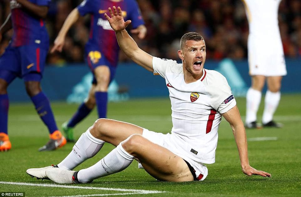 Những khoảnh khắc Barcelona “vùi dập” AS Roma tại Nou Camp - 23
Dzeko phàn nàn trọng tài khi AS Roma không được hưởng quả phạt đền...