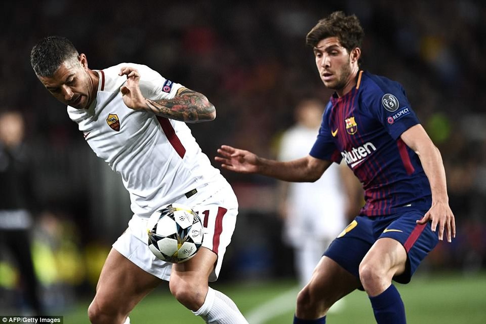 Những khoảnh khắc Barcelona “vùi dập” AS Roma tại Nou Camp - 22
Kolarov và Sergi Roberto trong tình huống tranh bóng