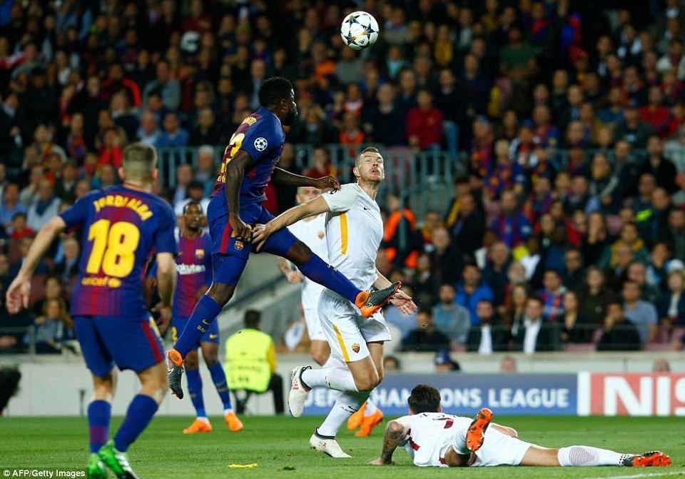 Những khoảnh khắc Barcelona “vùi dập” AS Roma tại Nou Camp - 21
Umtiti trong tình huống ngăn cản Dzeko băng xuống