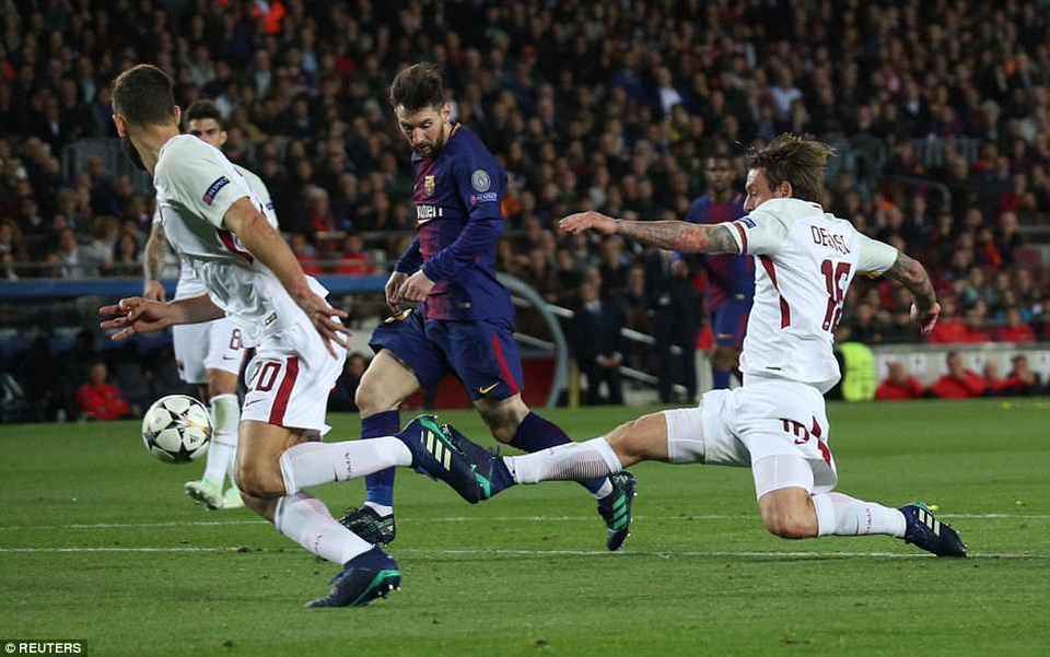 Những khoảnh khắc Barcelona “vùi dập” AS Roma tại Nou Camp - 18
Messi luôn bị theo sát bởi 3 hoặc 4 cầu thủ AS Roma ở trận đấu này