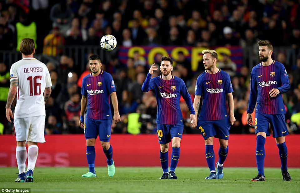 Những khoảnh khắc Barcelona “vùi dập” AS Roma tại Nou Camp - 17
Messi, Suarez, Rakitic và Pique ăn mừng bàn thắng mở tỷ số, sau khi De Rossi đá phản lưới nhà