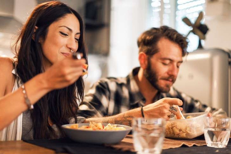 Ăn quá nhanh có liên quan đến các nguy cơ sức khỏe tiềm ẩn như bệnh đái tháo đường týp 2 và tăng cân.