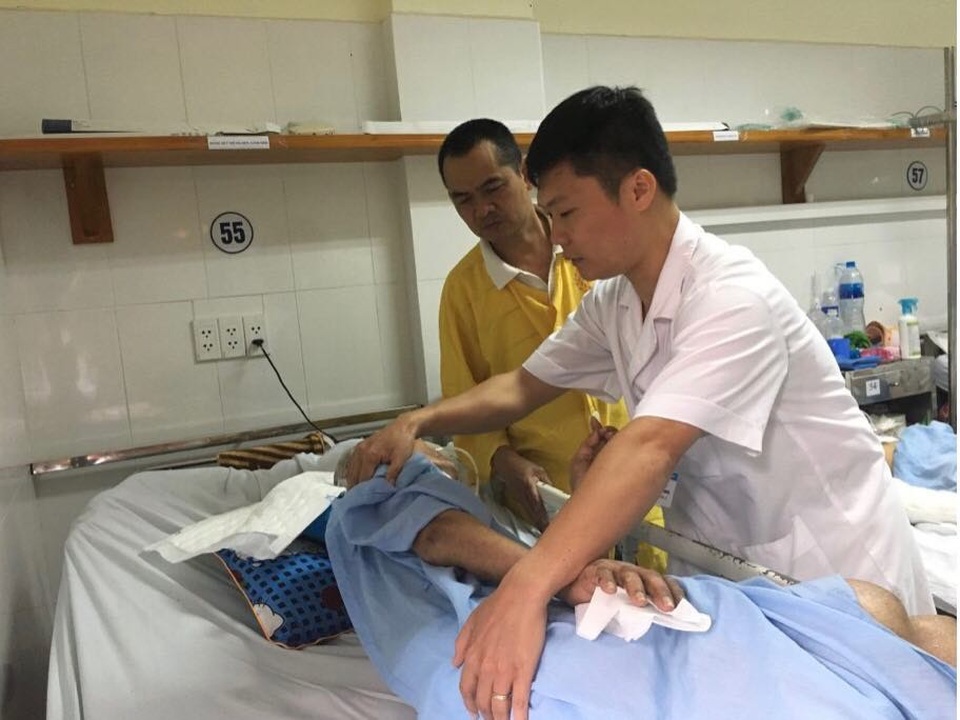 Bệnh nhân 3 tháng không có thân nhân và cuộc đoàn tụ bất ngờ sau 37 năm xa cách - 1 Bác sĩ hướng dẫn anh Đức - con trai bệnh nhân cách chăm sóc bố.