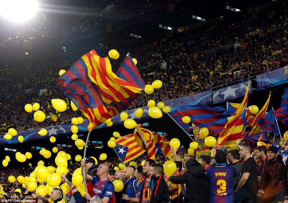 Những khoảnh khắc Barcelona “vùi dập” AS Roma tại Nou Camp - 4
Các cổ động viên Barcelona chờ đợi chiến thắng đậm trước Roma tại Nou Camp