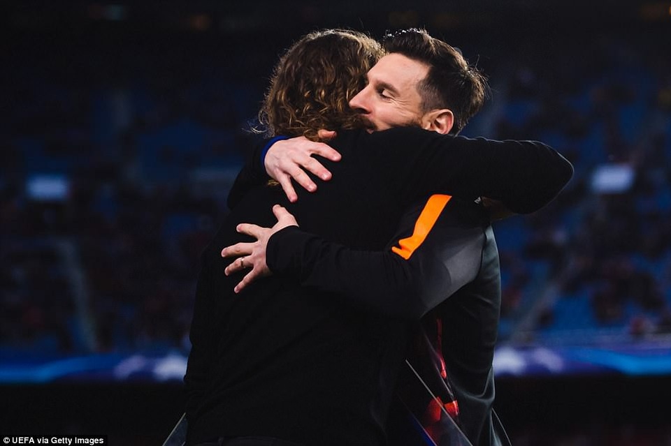 Những khoảnh khắc Barcelona “vùi dập” AS Roma tại Nou Camp - 1
Lionel Messi và huyền thoại Puyol chia sẻ cảm xúc trước khi trận đấu diễn ra