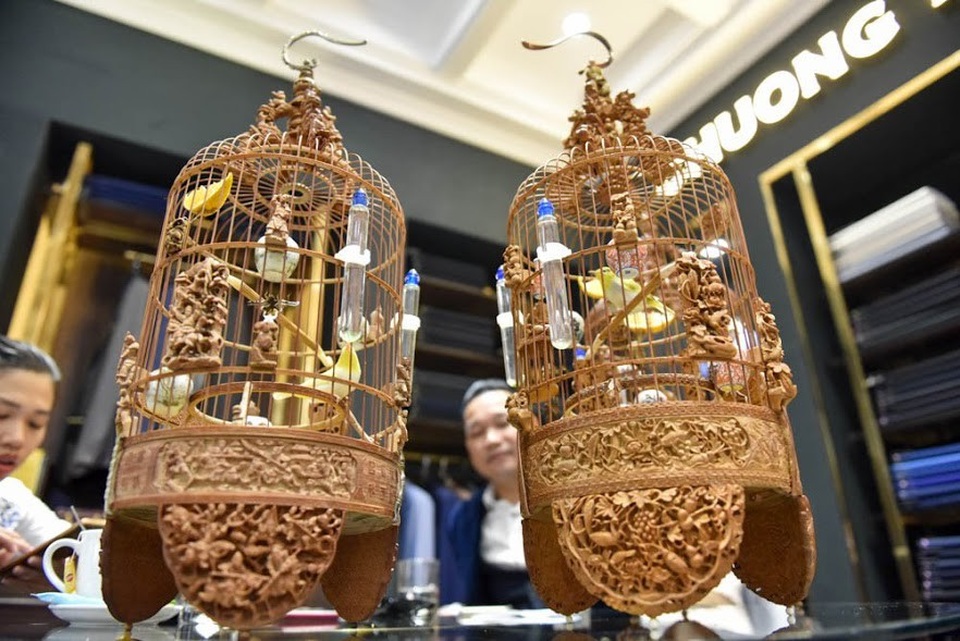 Ngắm chào mào bạch tạng “cực độc” giá 300 triệu của “ông vua chim màu” Việt Nam - 13 Lồng chim được làm thủ công trong nhiều tháng do các nghệ nhân hàng đầu Trung Quốc thực hiện