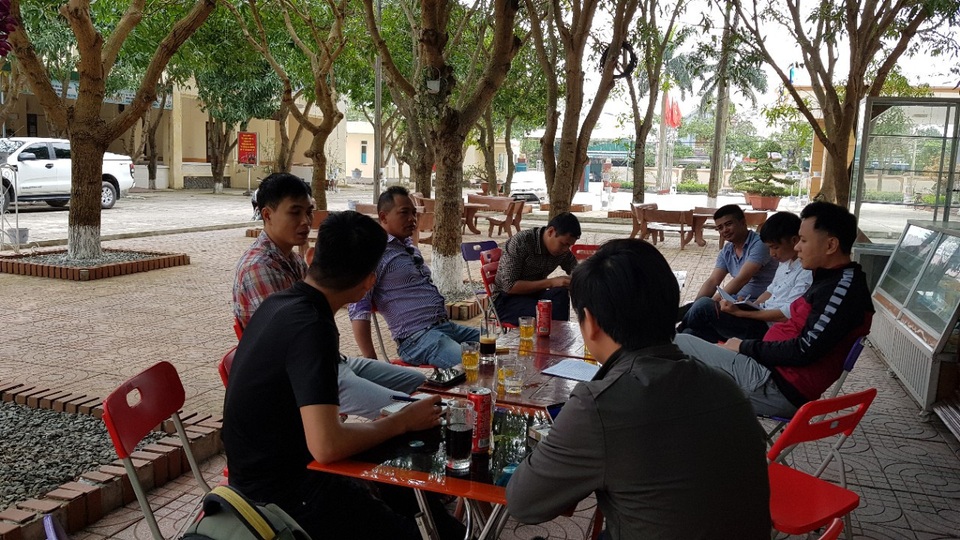 Nghệ An: Ba người bị truy tố, kẻ tông xe vẫn nhởn nhơ? - 2 Bà con nhân dân trình bày sự việc với các phóng viên.