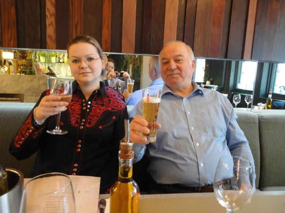 Vị khách khả nghi trên chuyến bay cùng con gái cựu điệp viên Nga - 1
Cha con cựu điệp viên Nga Skripal (Ảnh: EPA)