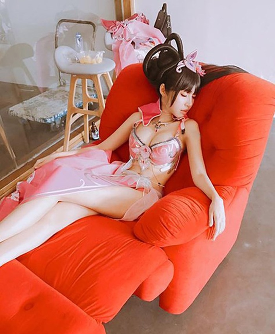 Khoảnh khắc xinh như mộng khi các mỹ nhân Việt hoá “Tây Thi ngủ gật” - 6 Elly Trần xứng đáng lọt Top những mỹ nhân sexy nhất khi ngủ gật.