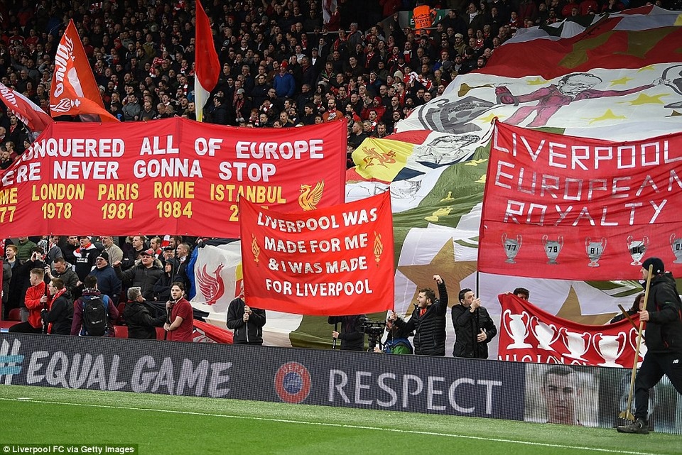 Nhìn lại chiến thắng hoành tráng của Liverpool trước Man City - 1
Các cổ động viên Liverpool chăng đầy biểu ngữ thể hiện tình yêu với Liverpool