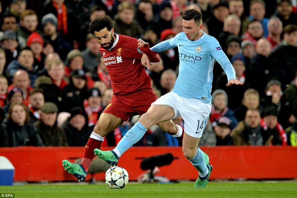Nhìn lại chiến thắng hoành tráng của Liverpool trước Man City - 2
Laporte (phải) tiếp tục được Guardiola bố trí đá hậu vệ trái, trận thứ hai liên tiếp cầu thủ người Pháp đá vị trí này. Anh đẩy cả Danilo lẫn Zinchenko lên băng ghế dự bị