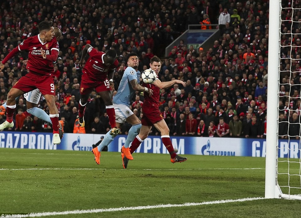 Nhìn lại chiến thắng hoành tráng của Liverpool trước Man City - 8
Tới phút 31, Mane đánh đầu chính xác sau cú tạt bóng của Salad
