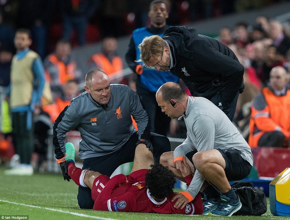 Nhìn lại chiến thắng hoành tráng của Liverpool trước Man City - 12
Phút 51, Salad dính chấn thương và không thể tiếp tục thi đấu
