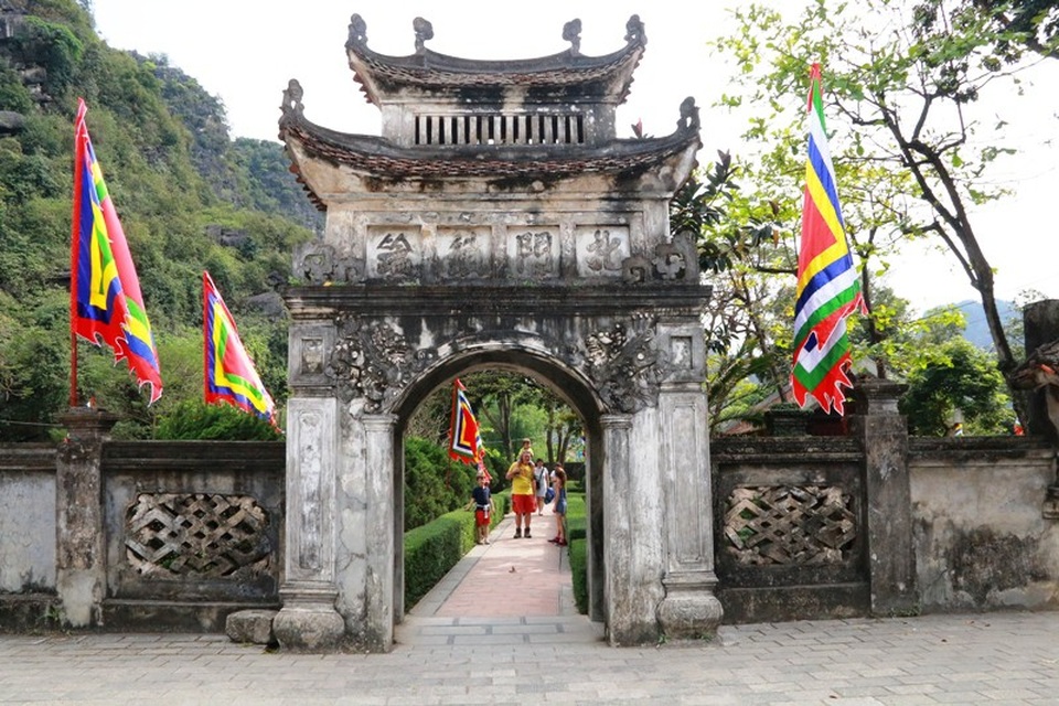 Chiêm ngưỡng cặp long sàng bảo vật độc nhất Việt Nam - 14 Ngọ Môn - nơi vào đền vua Đinh Tiên Hoàng, nơi lưu giữ hai bảo vật quốc gia độc đáo của Việt Nam.