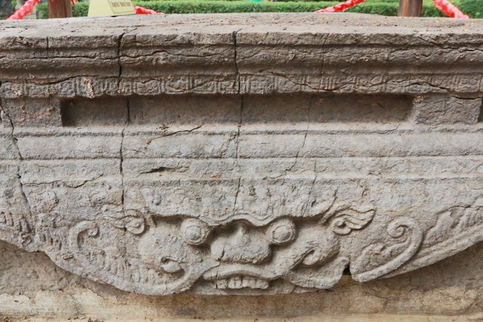 Chiêm ngưỡng cặp long sàng bảo vật độc nhất Việt Nam - 5 Bốn 4 của long sàng đầy những họa tiết hoa văn tinh xảo. Đáng chú ý nhất là bốn chân sập với những hình quỷ dạ xoa dữ tợn. Từng đường nét của những hình họa này cũng được trạm khắc rất tỉ mỉ để làm nổi bật lên sự uy quyền của hình rồng trên mặt, bên cạnh đó nói lên sự huyền bí của chốn linh thiêng.