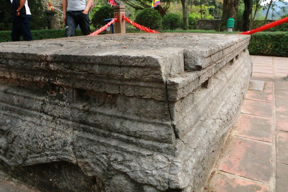 Chiêm ngưỡng cặp long sàng bảo vật độc nhất Việt Nam - 6
Có từ thế kỷ 17, trải qua hàng trăm năm nằm dưới mưa nắng, chiến tranh... phiến đá chạm khắc long sàng có phần bị ăn mòn, nhiều họa tiết hoa văn bị mờ đi, một góc sập bị vỡ bung theo thớ đá. Dù vậy, giá trị về lịch sử văn hóa của long sàng ở nghi môn ngoại đền vua Đinh vẫn là tác phẩm điêu khắc độc nhất Việt Nam.