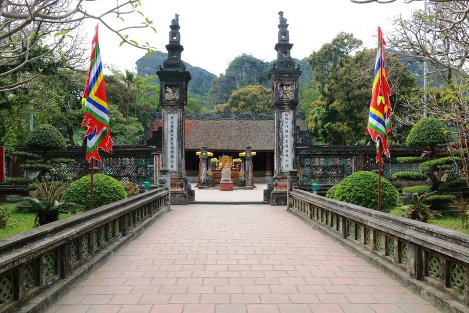 Chiêm ngưỡng cặp long sàng bảo vật độc nhất Việt Nam - 1 Đền vua Đinh Tiên Hoàng nằm trong quần thể di tích cố đô Hoa Lư thuộc xã Trường Yên, huyện Hoa Lư (Ninh Bình). Đền được xây dựng từ thế kỷ 17, trên vùng đất trung tâm của kinh thành Hoa Lư xưa, ngày nay đền nằm trong vùng lõi của Di sản văn hóa và thiên nhiên thế giới Quần thể danh thắng Tràng An. Nơi đây ngoài thờ vua Đinh còn thờ cha mẹ, các con trai ông và nhiều tướng sỹ nhà Đinh.