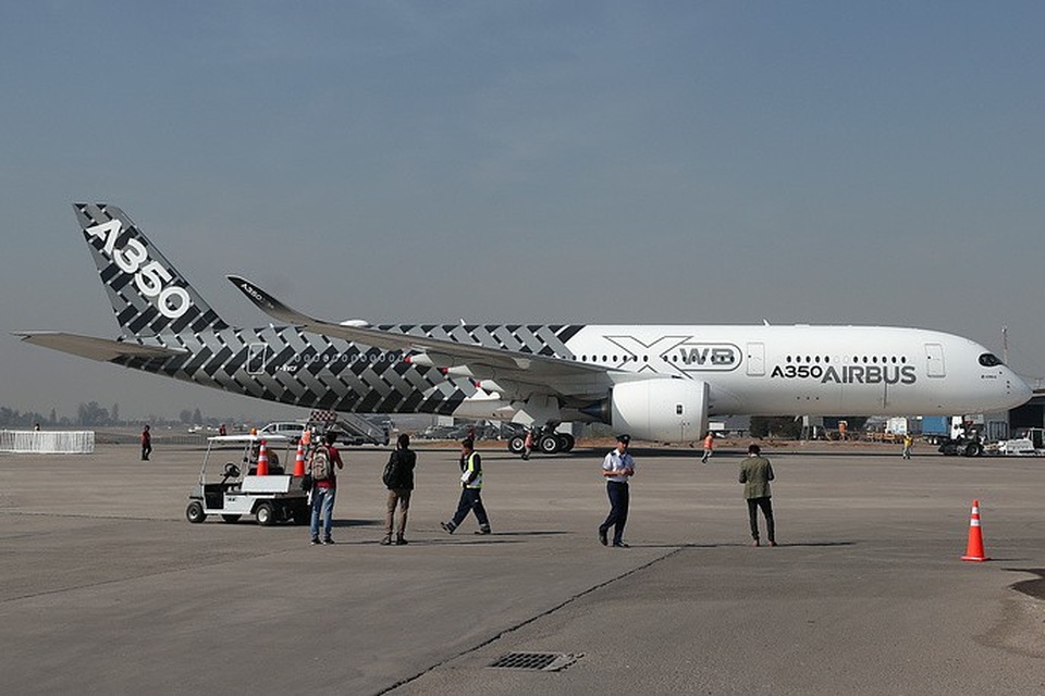 Dàn máy bay “khoe dáng” tại triển lãm hàng không lớn nhất Mỹ Latinh - 12 Hãng Airbus mang đến triển lãm FIDAE mẫu máy bay A-350 được thiết kế ấn tượng.