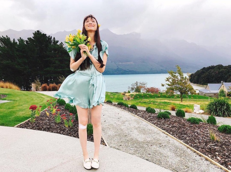 Ngô Bội Từ một mình đưa con đi du lịch giữa bão tin đồn chia tay bạn trai tỉ phú - 9