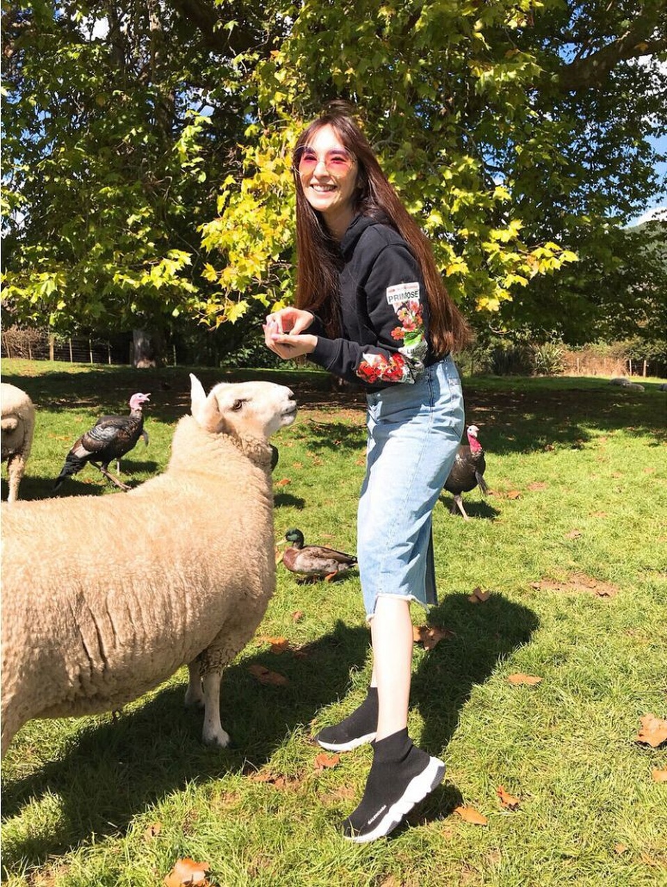 Ngô Bội Từ một mình đưa con đi du lịch giữa bão tin đồn chia tay bạn trai tỉ phú - 5