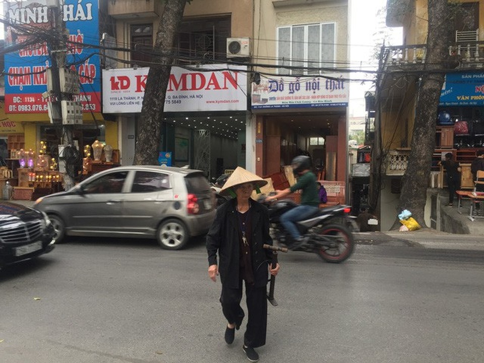 Cụ bà 90 tuổi vá xe nhanh thoăn thoắt trên phố Hà Nội - 1 Cụ bà 90 tuổi vá xe nhanh thoăn thoắt trên phố Hà Nội - 1