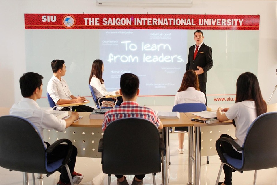 Học tiếng Anh miễn phí với phương pháp truyền cảm hứng tại SIU - 2
Đội ngũ giảng viên nước ngoài và Việt Nam giàu chuyên môn và kinh nghiệm.