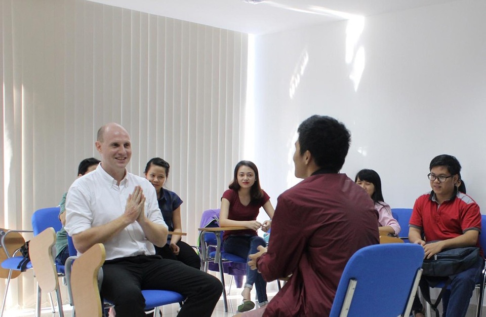 Học tiếng Anh miễn phí với phương pháp truyền cảm hứng tại SIU - 3
Sinh viên được tạo điều kiện giao tiếp thường xuyên với giảng viên bản xứ.