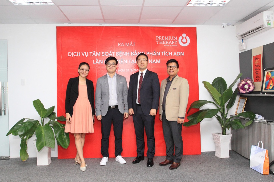 
Bà Đàm Trang: CEO Premium Therapy (trái) - Ông Dooyoung Park và ông Kim Kyung Sil: Đại diện Medizen Humancare (giữa) - Ông Nguyễn Kiên Trì: Chủ tịch Premium Therapy (phải).
