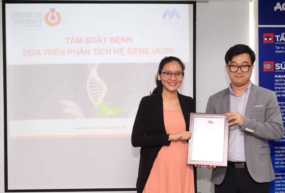 
Đại diện viện nghiên cứu gen Medizen Humancare trao chứng nhận cho Premium Therapy
