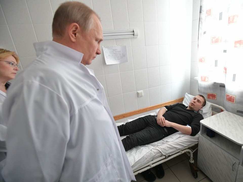Khó khăn dồn dập bủa vây Tổng thống Putin sau ngày đắc cử - 2 Ông Putin tới bệnh viện thăm hỏi những người bị thương trong vụ cháy ở Kemerovo. (Ảnh: TASS)