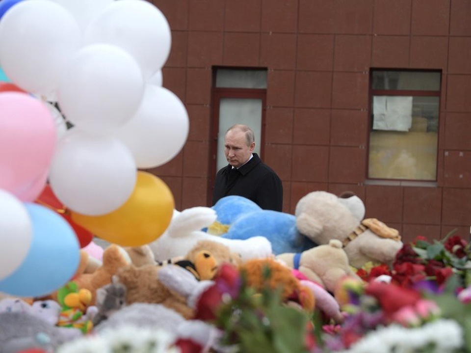 Khó khăn dồn dập bủa vây Tổng thống Putin sau ngày đắc cử - 1 Tổng thống Putin đặt hoa tưởng niệm các nạn nhân vụ cháy ở Kemerovo (Ảnh: Getty)
