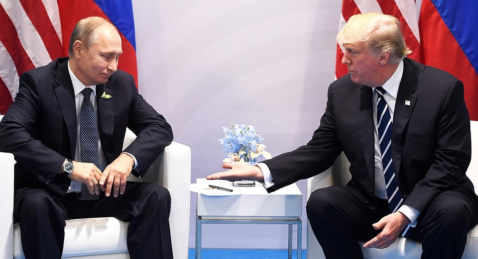 Khó khăn dồn dập bủa vây Tổng thống Putin sau ngày đắc cử - 3
Tổng thống Putin gặp Tổng thống Trump tại Đức năm 2017 (Ảnh: AFP)