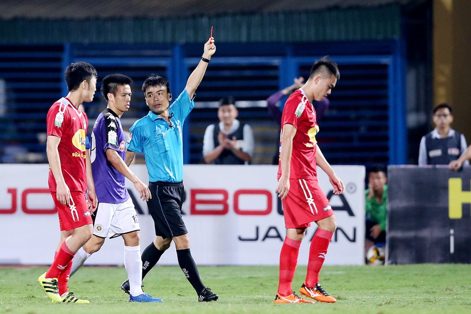 Quang Hải ghi bàn, Hà Nội đại thắng HA Gia Lai 5-0 - 5
Tăng Tiến nhận thẻ đỏ, HA Gia Lai chỉ còn 10 người trên sân - Ảnh: Gia Hưng