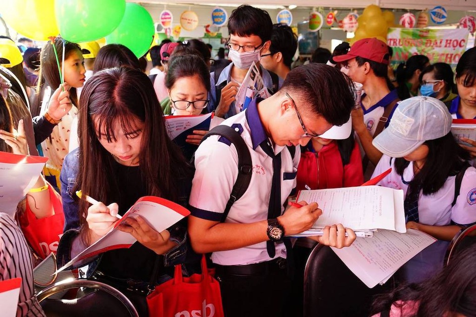 Đề án tuyển sinh chính thức của ĐH Công nghệ TPHCM, ĐH Kinh tế Tài chính - 1 Các thí sinh tìm hiểu thông tin tuyển sinh trong ngày hội tuyển sinh năm 2018