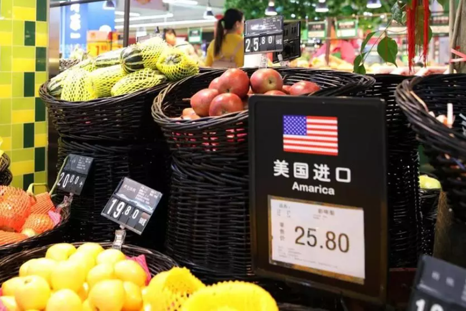 “Kẻ khóc, người cười” trong cuộc chiến thương mại Mỹ - Trung - 2 Hoa quả nhập khẩu từ Mỹ được bán tại siêu thị ở Bắc Kinh, Trung Quốc (Ảnh: EPA)